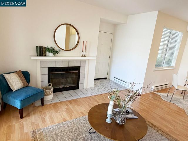 99 Marina Lakes Dr, Richmond, CA 94804