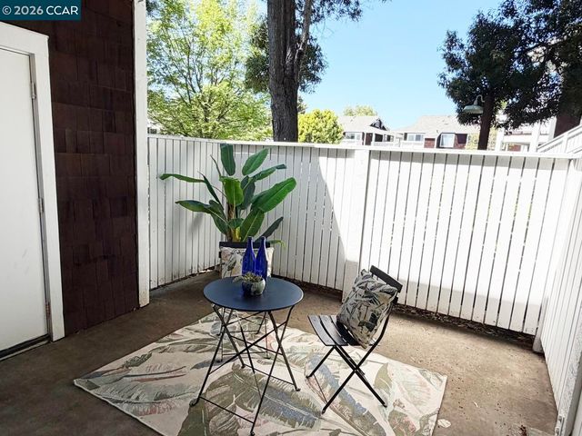 99 Marina Lakes Dr, Richmond, CA 94804