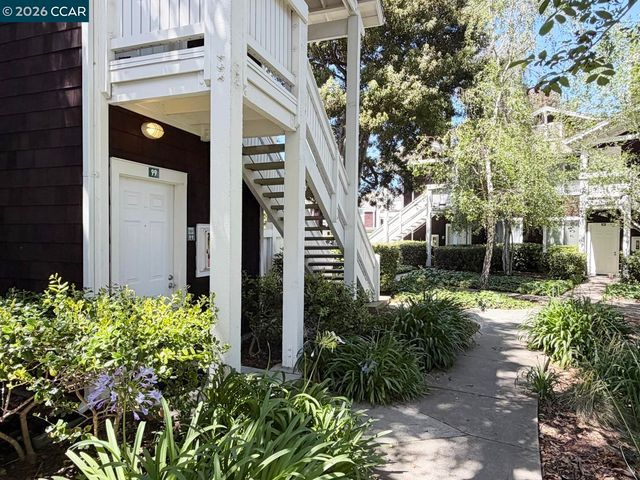 99 Marina Lakes Dr, Richmond, CA 94804