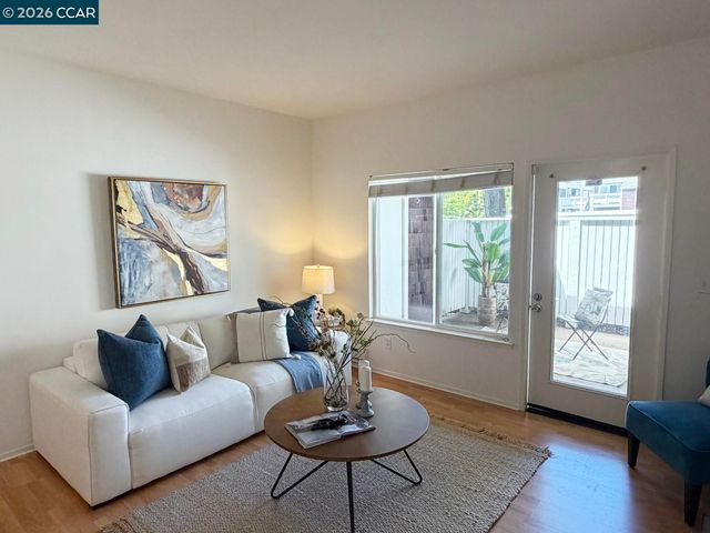99 Marina Lakes Dr, Richmond, CA 94804
