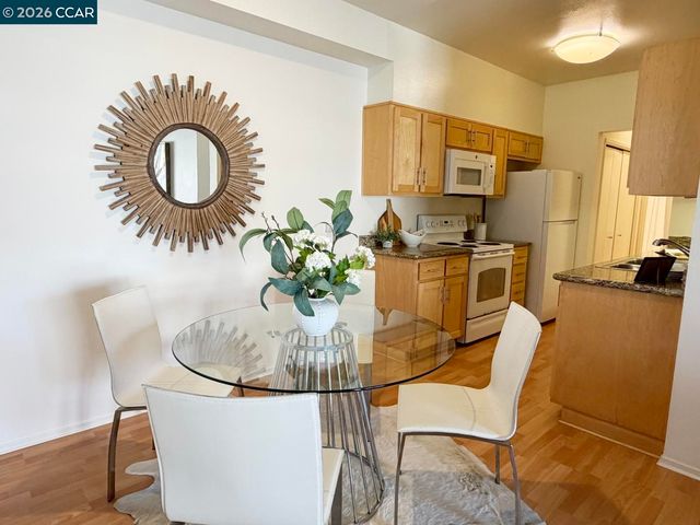 99 Marina Lakes Dr, Richmond, CA 94804