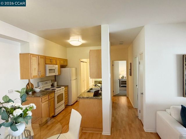 99 Marina Lakes Dr, Richmond, CA 94804