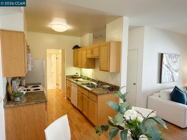 99 Marina Lakes Dr, Richmond, CA 94804