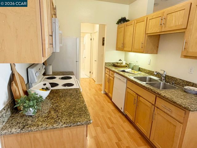 99 Marina Lakes Dr, Richmond, CA 94804