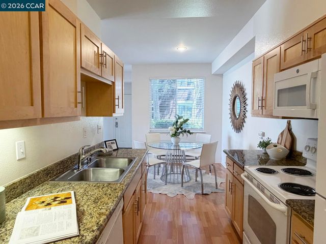 99 Marina Lakes Dr, Richmond, CA 94804