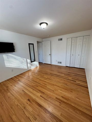 2184 Cumberland Drive, Troy, MI 48085