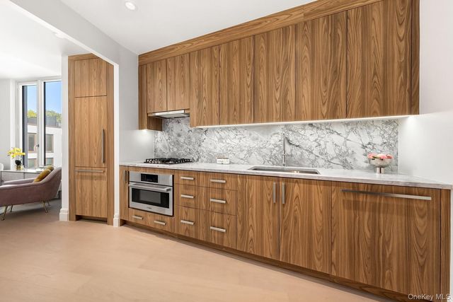 30-55 Vernon Boulevard 8D, Astoria, NY 11102