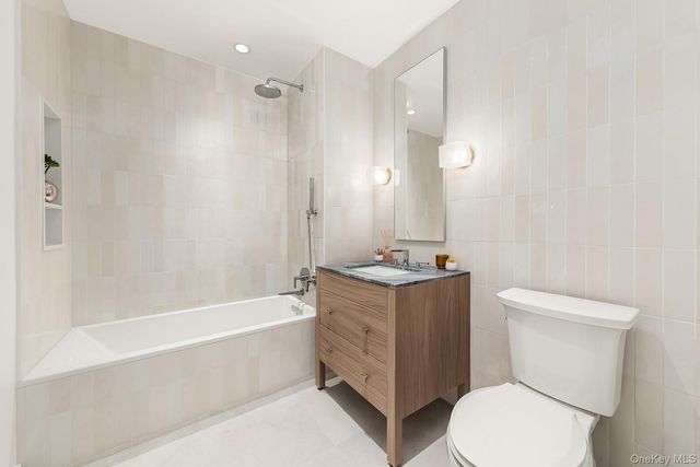 30-55 Vernon Boulevard 8D, Astoria, NY 11102