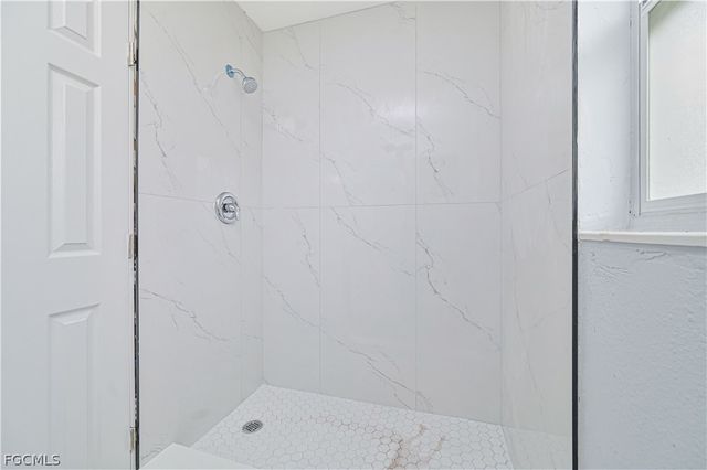 802 Taylor LN, Lehigh Acres, FL 33936