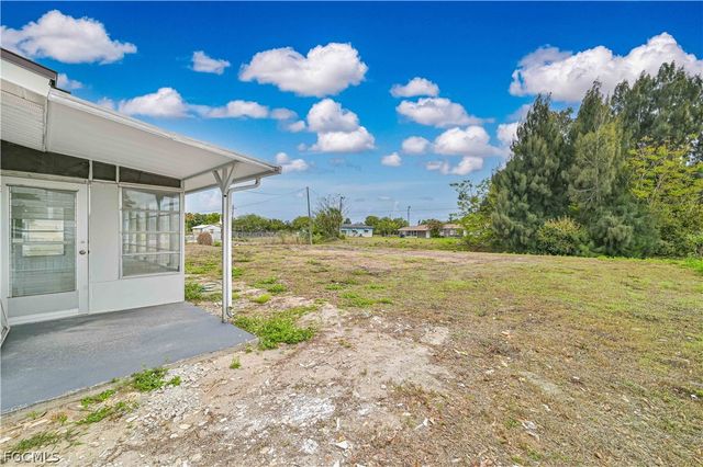 802 Taylor LN, Lehigh Acres, FL 33936