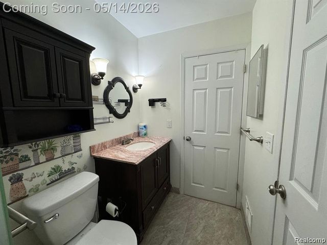 8401 18 Mile Road 112, Sterling Heights, MI 48313
