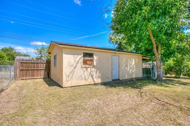 202 Sharp Avenue, Ballinger, TX 76821