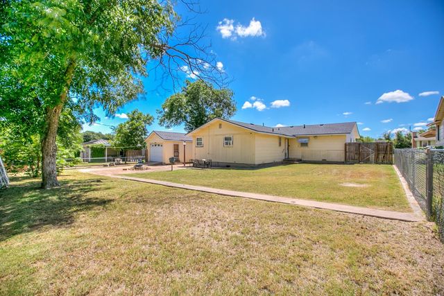 202 Sharp Avenue, Ballinger, TX 76821