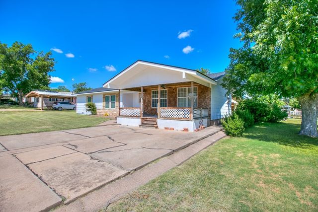 202 Sharp Avenue, Ballinger, TX 76821