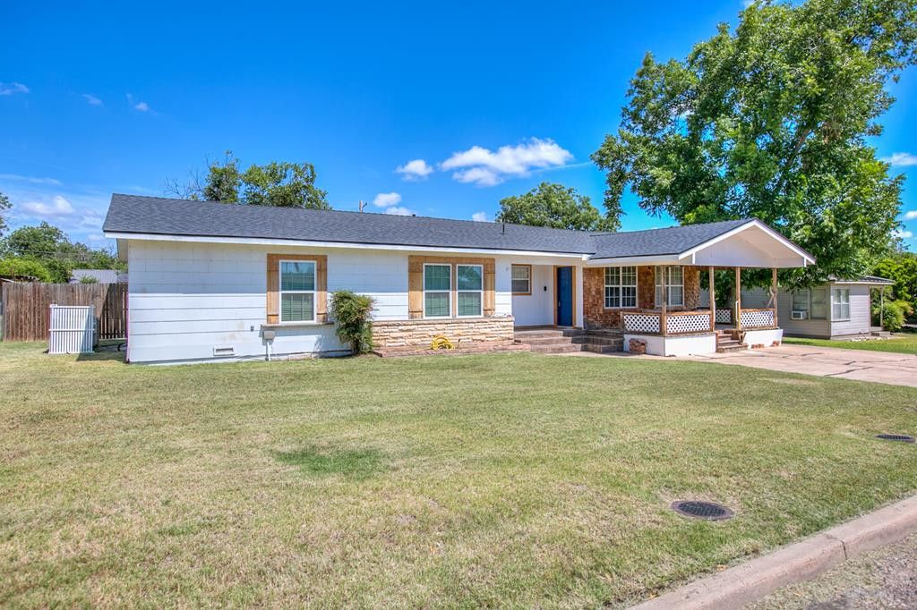 202 Sharp Avenue, Ballinger, TX 76821