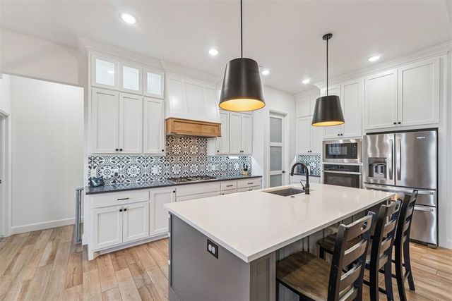 5812 Ledgestone Drive, Mustang, OK 73064