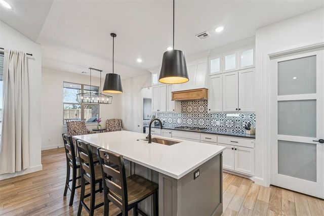 5812 Ledgestone Drive, Mustang, OK 73064