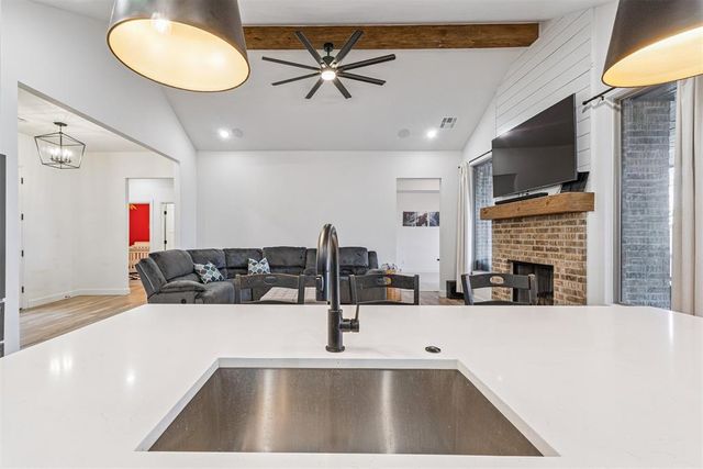 5812 Ledgestone Drive, Mustang, OK 73064