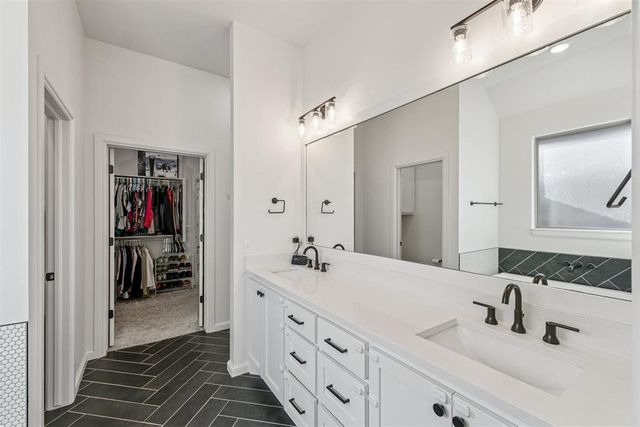 5812 Ledgestone Drive, Mustang, OK 73064