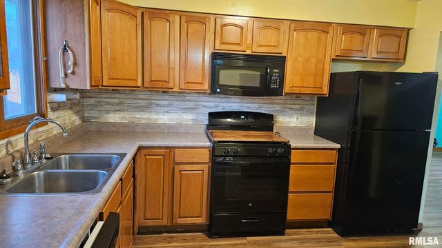 221 NEW SALEM Drive, Canton, IL 61520