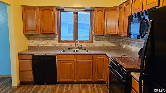 221 NEW SALEM Drive, Canton, IL 61520