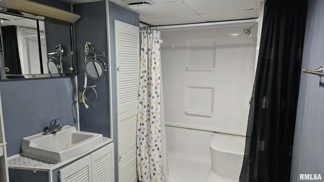 221 NEW SALEM Drive, Canton, IL 61520