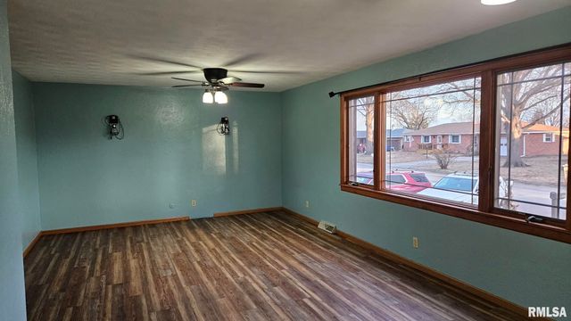 221 NEW SALEM Drive, Canton, IL 61520