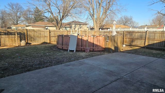 221 NEW SALEM Drive, Canton, IL 61520