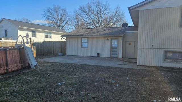 221 NEW SALEM Drive, Canton, IL 61520