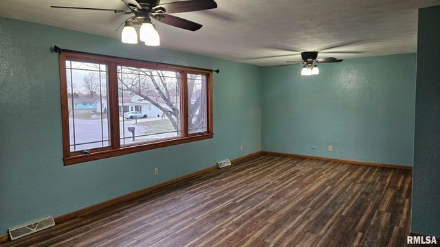 221 NEW SALEM Drive, Canton, IL 61520