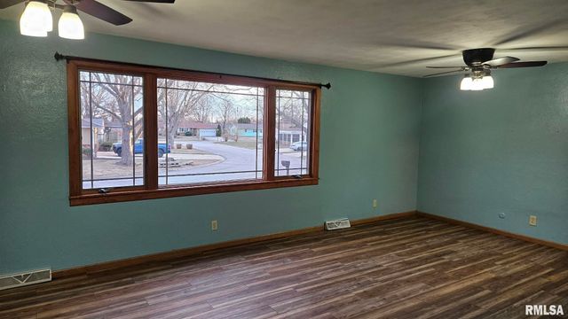 221 NEW SALEM Drive, Canton, IL 61520