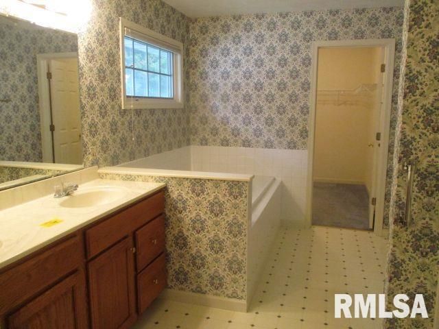 148 CRACKLEWOOD Lane, East Peoria, IL 61611