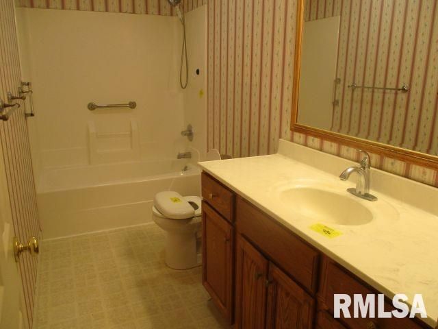 148 CRACKLEWOOD Lane, East Peoria, IL 61611