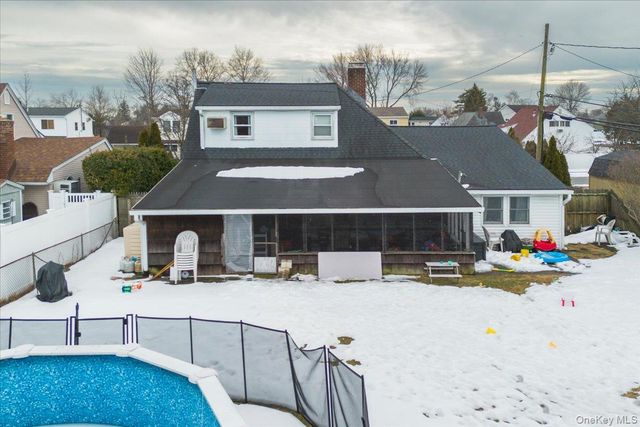 7 Constable Lane, Levittown, NY 11756