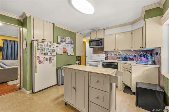 7 Constable Lane, Levittown, NY 11756