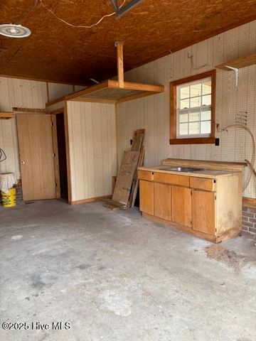 1729 Holly Ridge Road, Kinston, NC 28504