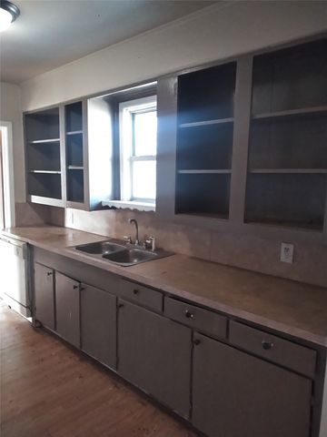 207 N Waco Street, Weatherford, TX 76086