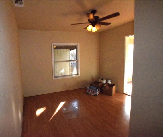 207 N Waco Street, Weatherford, TX 76086