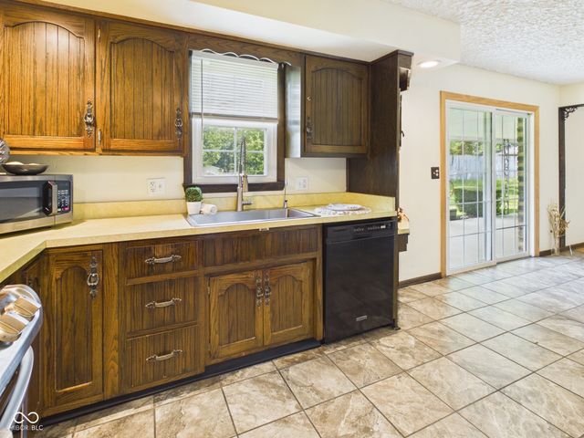 186 E Gay Drive, Alexandria, IN 46001