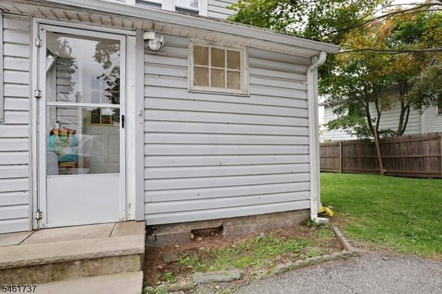 15 Crescent Ave, Totowa Boro, NJ 07512