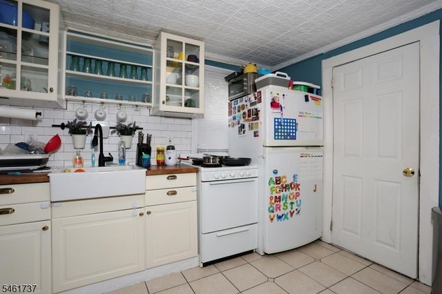 15 Crescent Ave, Totowa Boro, NJ 07512