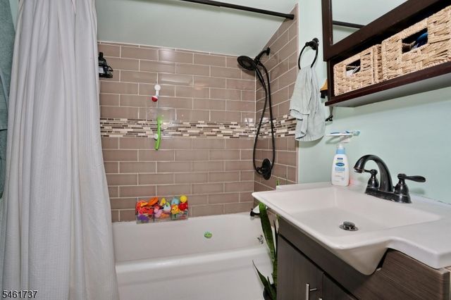15 Crescent Ave, Totowa Boro, NJ 07512