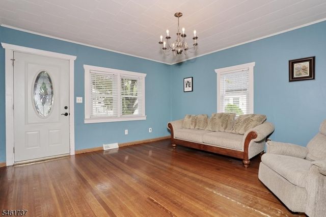 15 Crescent Ave, Totowa Boro, NJ 07512