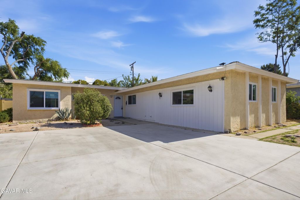 1133 W Avenue J15, Lancaster, CA 93534