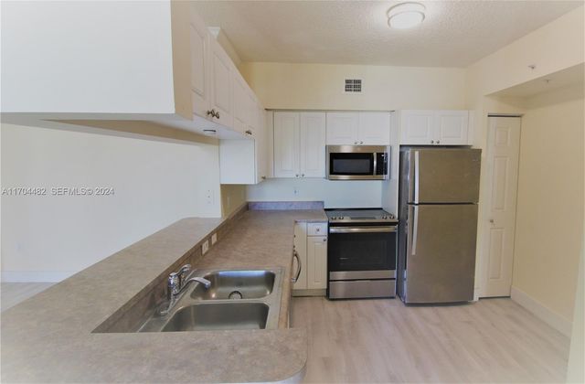 17150 N Bay Road 2612, Sunny Isles Beach, FL 33160