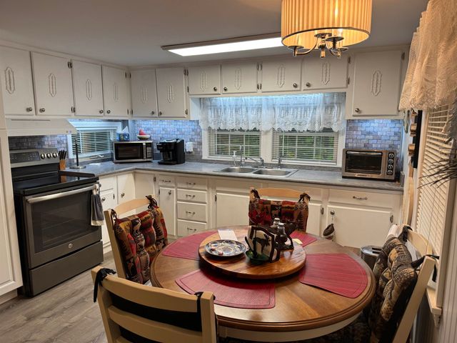 17 Amidon Lane, Tamworth, NH 03886