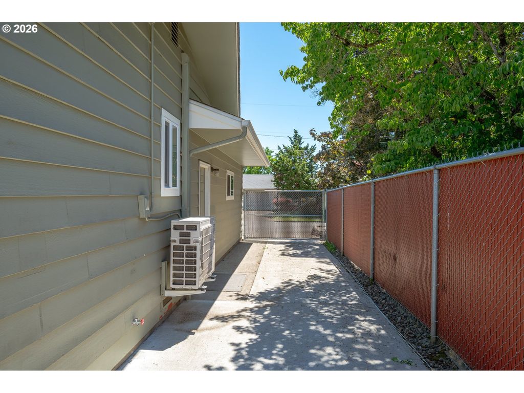 Image 39 of property listing at 737 Ne 18TH St, Mc Minnville, OR 97128