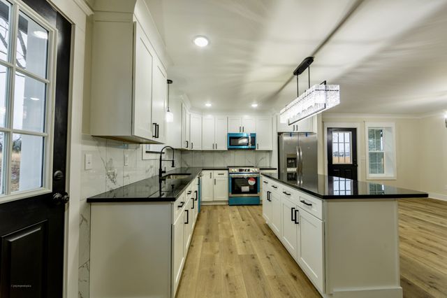 1877 Airport Lake Rd, Mcminnville, TN 37110