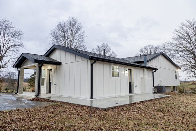 1877 Airport Lake Rd, Mcminnville, TN 37110