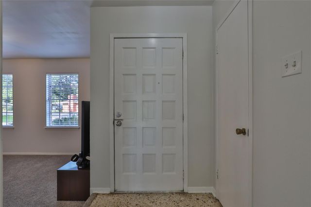 908 Loggins Drive, West Columbia, TX 77486